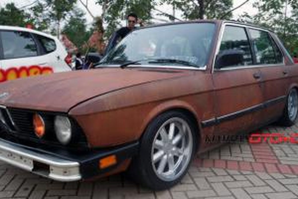 BMW E28 mengejar tampilan retro dengan aplikasi karat di sekujur bodi,