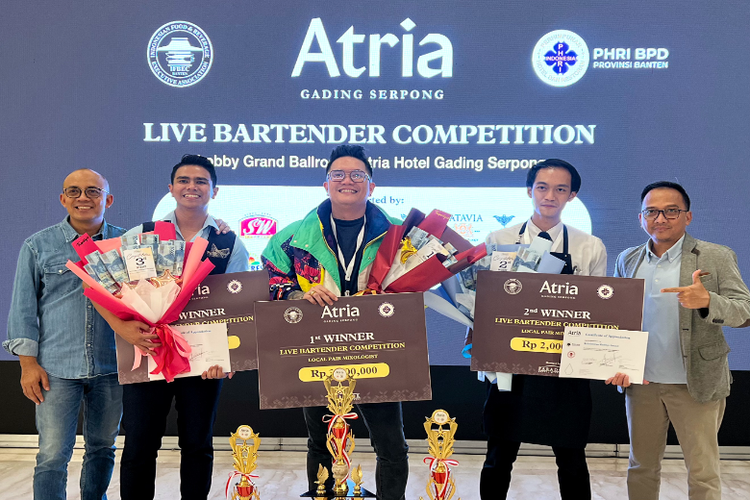 Pemenang Live Bartender Competition di Dampingi Oleh Wahyono, General Manager Atria Hotel dan Residences Gading Serpong & Andri, Profesional Hotelier dan Salah Satu Juri dari Acara Tersebut. 