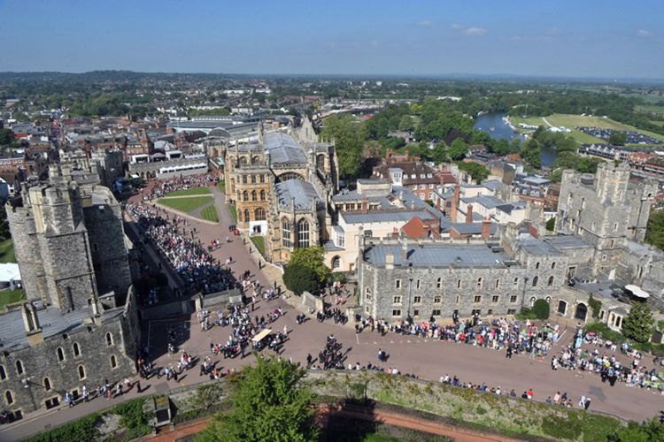 Pemandangan dari Menara Round memperlihatkan para tamu undangan sudah mulai tiba di Kapel St.George, Windsor, menjelang pemberkatan nikah Pangeran Harry dan Meghan Markle, Sabtu (19/8/2018).  