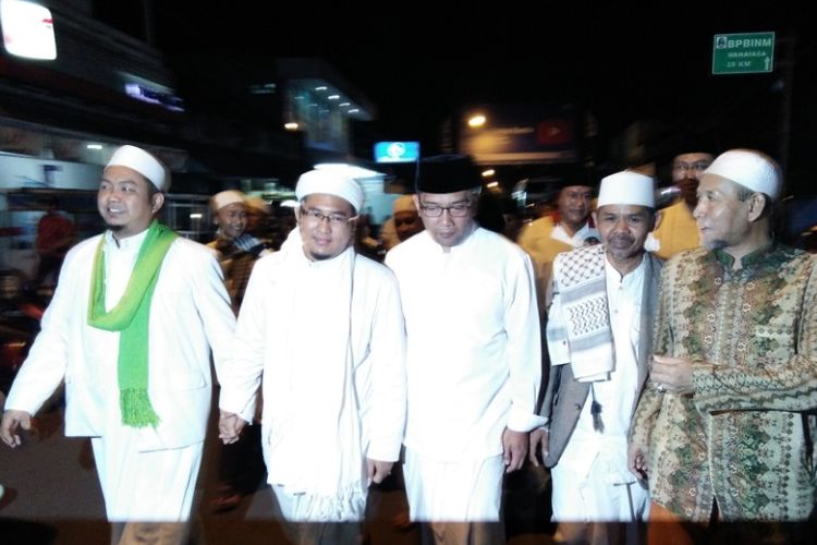 Wali Kota Bandung saat bertemu dengan sejumlah ulama di Kabupaten Purwakarta, Jumat (7/4/2017) malam.
