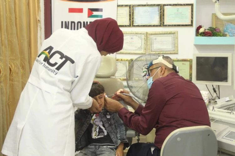 Seorang anak Palestina yang mendapat layanan kesehatan gratis di Indonesia Medical Clinic yang dikelola ACT di Gaza.