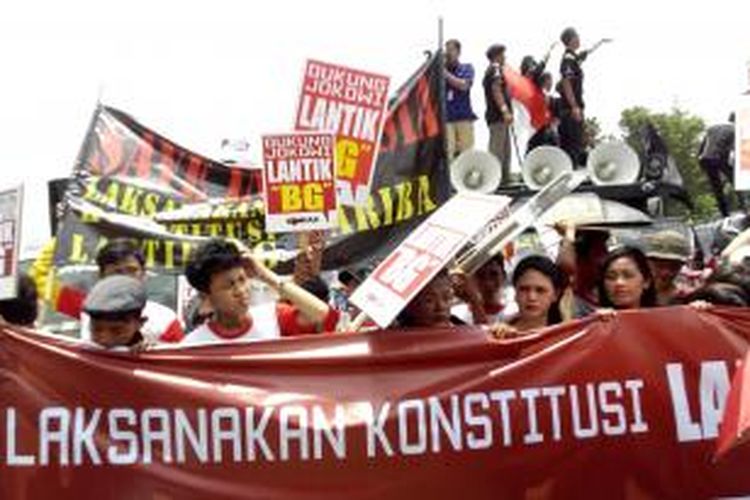 Para pendukung Komjen Budi Gunawan melakukan aksi unjuk rasa di depan Istana Kepresidenan, Senin (16/2/2015). 