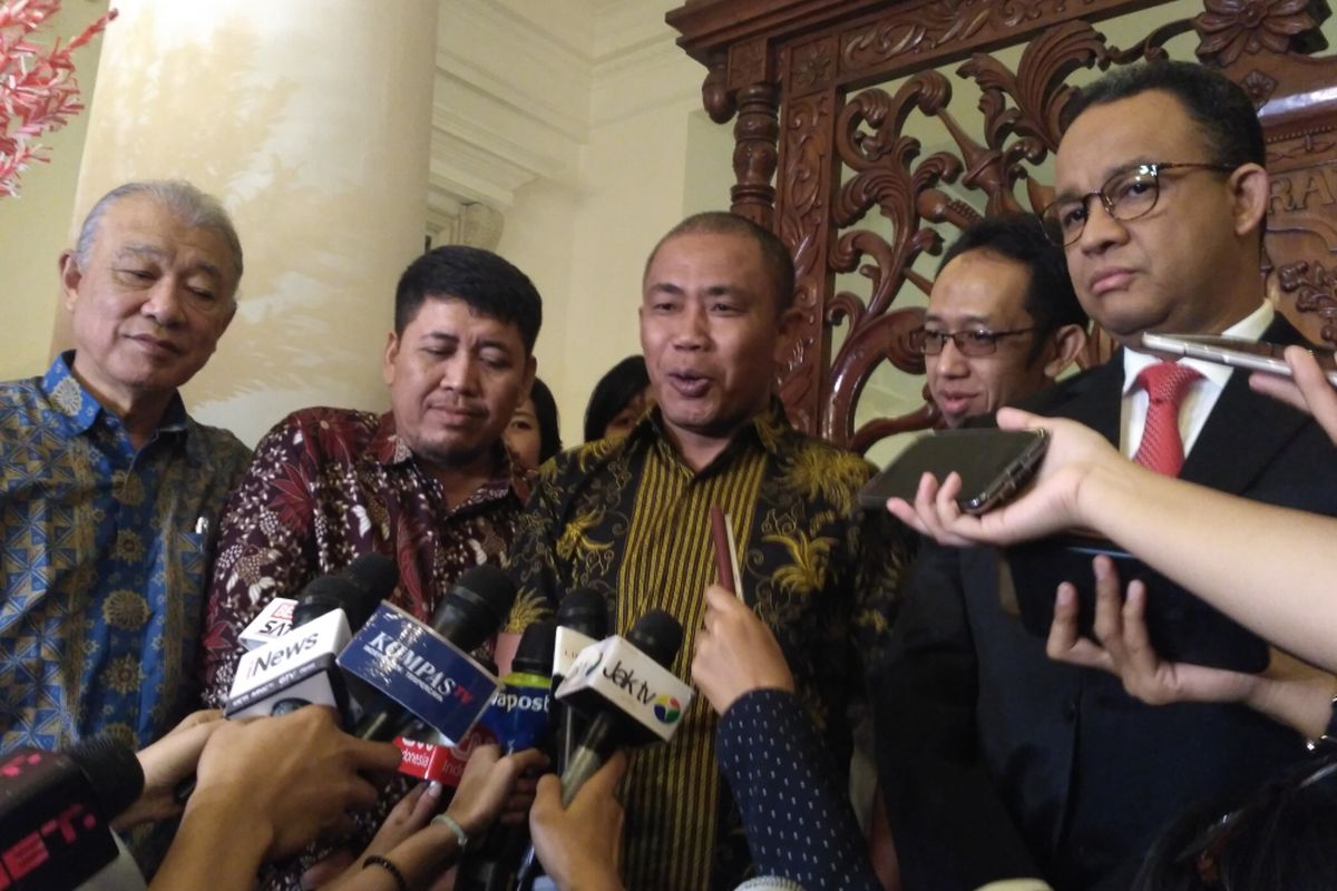 Gubernur DKI Jakarta Anies Baswedan dan Ketua Nippon Foundation Yohei Sasakawa (paling kiri) di Balai Kota DKI Jakarta, Rabu (15/11/2017). 