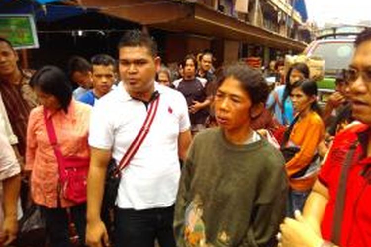 Sunarmi saat diamankan dan sempat diarak petugas PD Pasar Horas Jaya, Pematangsiantar, Sumatera Utara, Minggu (6/9/2015).
