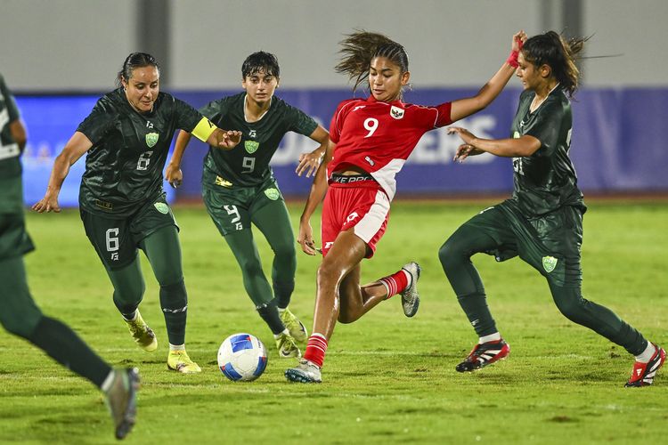 Pesepak bola Timnas Putri Indonesia Claudia Alexandra Scheunemann (tengah) berusaha melewati hadangan pesepak bola Timnas Putri Pakistan saat pertandingan kualifikasi Piala Asia Wanita 2026 Grup D di Stadion Indomilk Arena, Kabupaten Tangerang, Banten, Rabu (2/7/2025). ANTARA FOTO/Galih Pradipta/bar