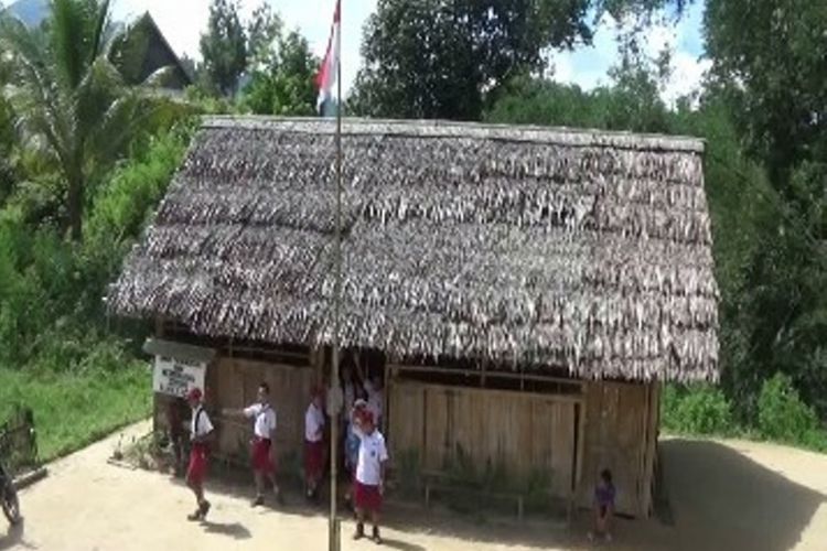 Siswa dan guru dari sekolah bambu di pelosok desa di Mamasa, Sulawesi Barat ini menggelorakan semangat patriotisme dan nasionalisme setiap hari.