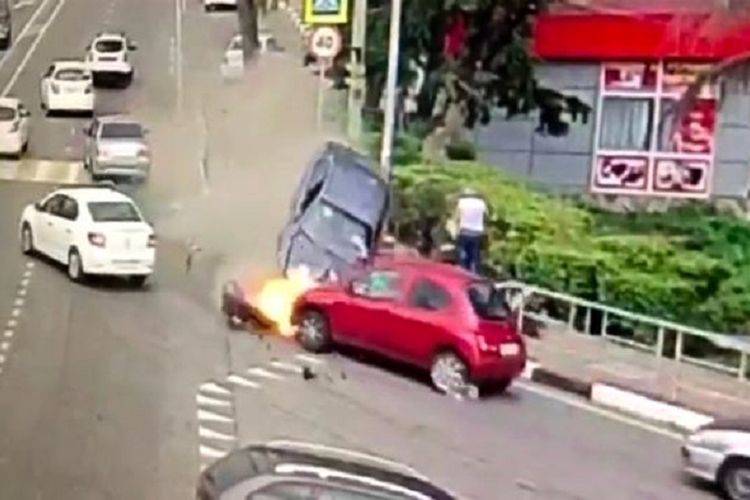 Kap mobil Chevrolet Lanos warna hitam mengeluarkan api ketika menabrak mobil merah di Sochi, Rusia, Rabu (4/7/2018). Sebelumnya, mobil tersebut menabrak pejalan kaki yang mengakibatkan satu orang tewas.