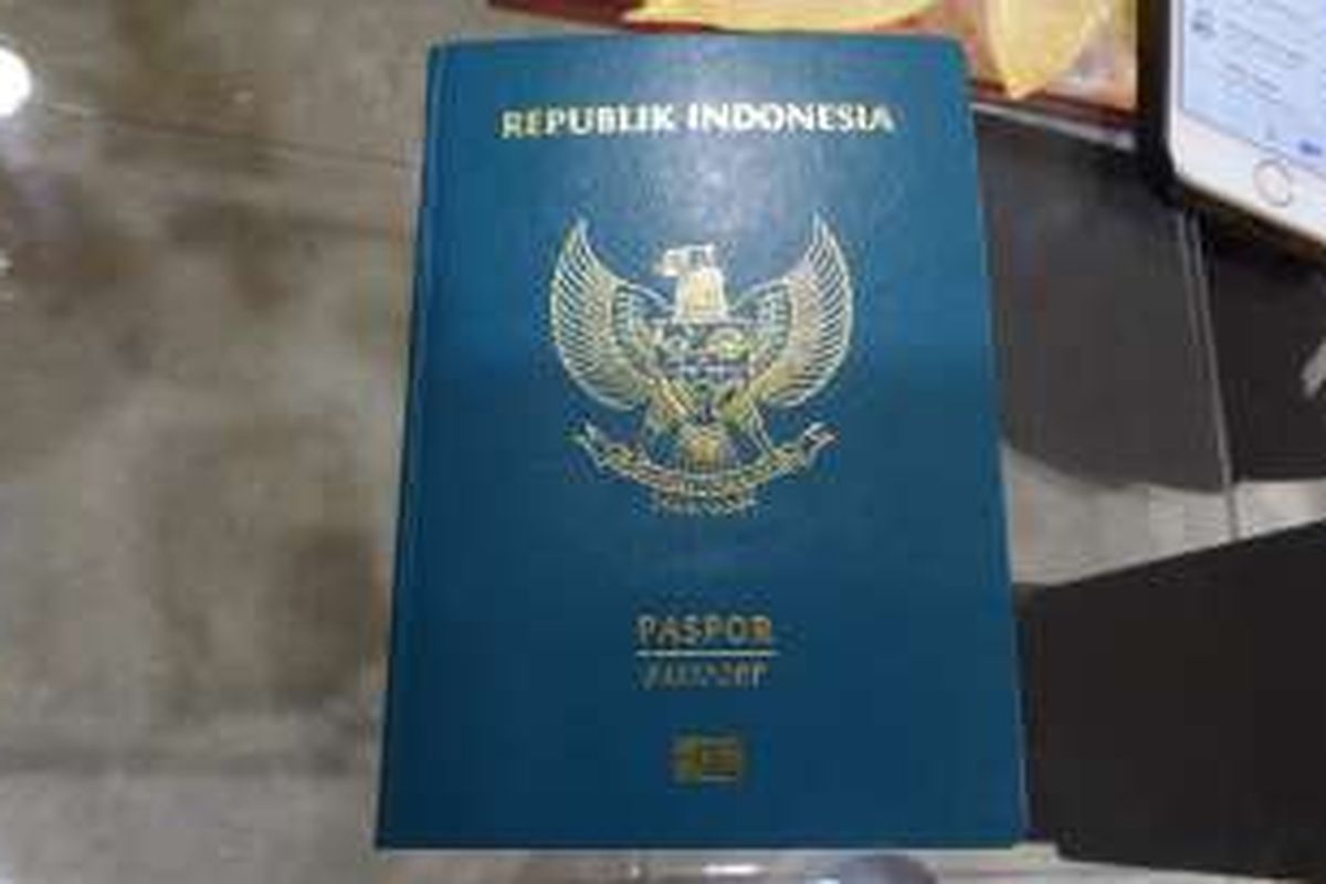 Tampak paspor elektronik yang diperlihatkan di Kantor Imigrasi Kelas 1 Khusus Bandara Soekarno-Hatta, Tangerang, Rabu (23/11/2016). Ada tanda-tanda kecil yang membedakan antara paspor biasa dengan paspor elektronik, termasuk dengan ketebalan paspor yang berbeda.