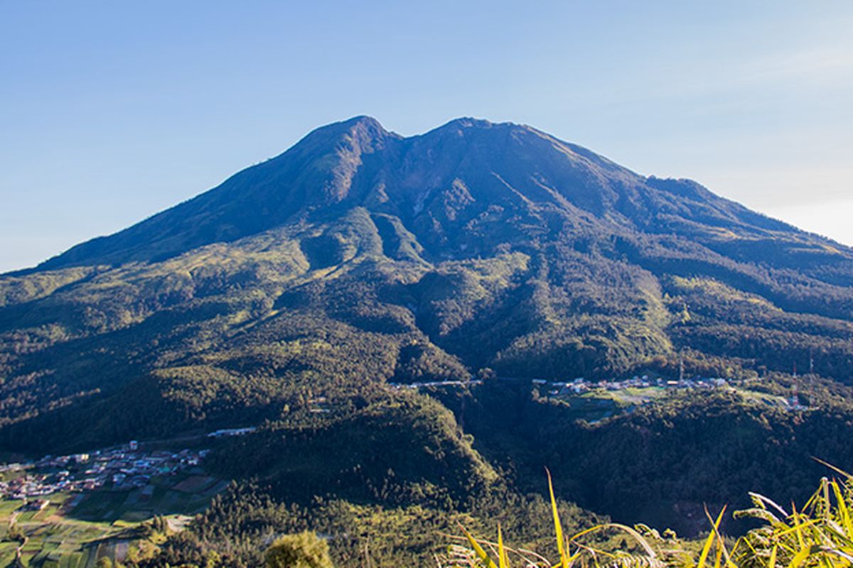 Gunung Lawu dilihat dari Bukit Mongkrang Karanganyar.