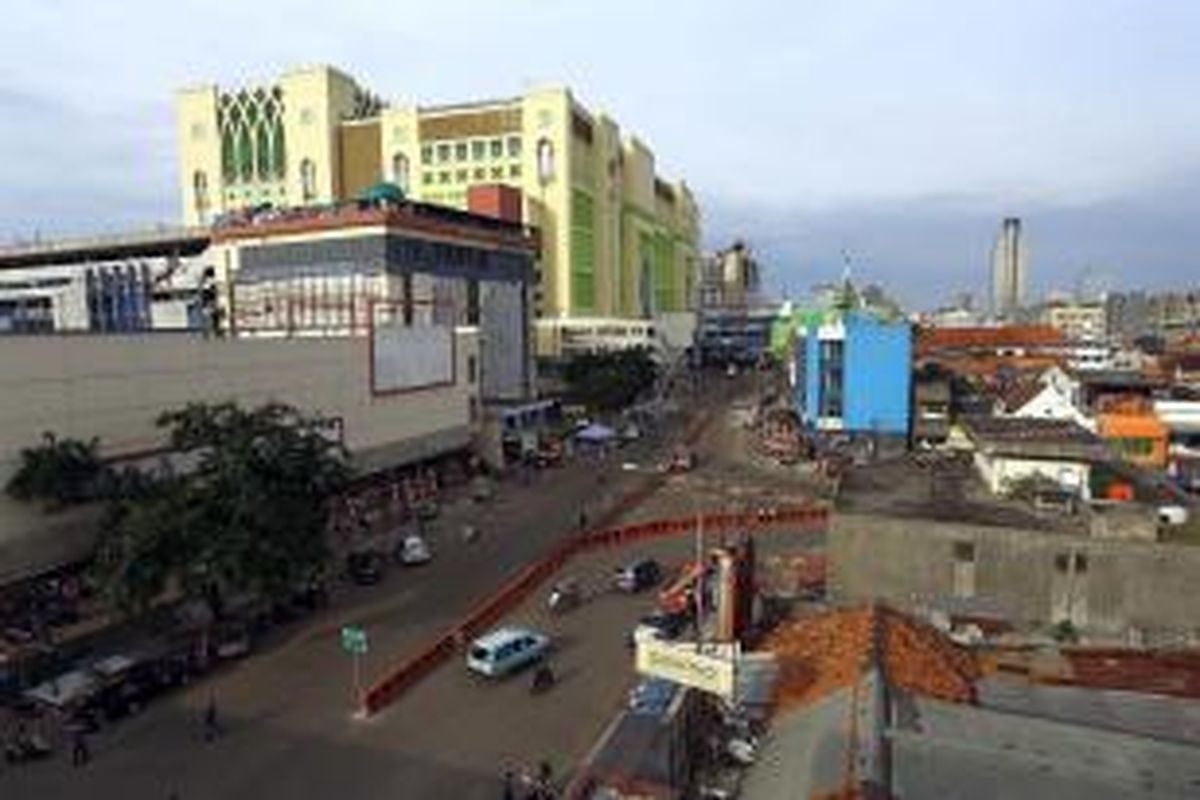 Lalu lintas di kawasan Pasar Tanah Abang, Jakarta Pusat, tampak lengang, Minggu (18/8/2013), setelah penertiban pedagang kaki lima (PKL) sepekan sebelumnya. Tidak tampak sedikit pun pedagang yang nekat berjualan, ratusan PKL sudah bersedia direlokasi ke Blok G.