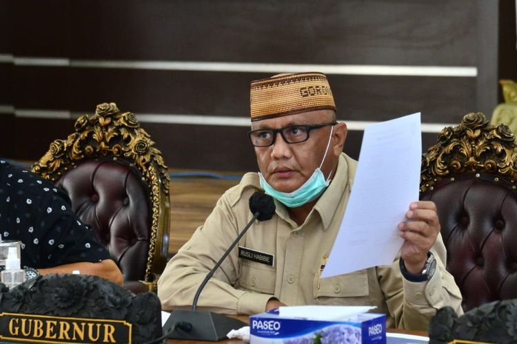 Gubernur Gorontalo, Rusli Habibie saat memimpin rapat dengan bupati/walikota dan Forum Koordinasi Pimpinan Daerah (Forkopimda) yang merencakan untuk menutup akses orang ke Gorontalo.