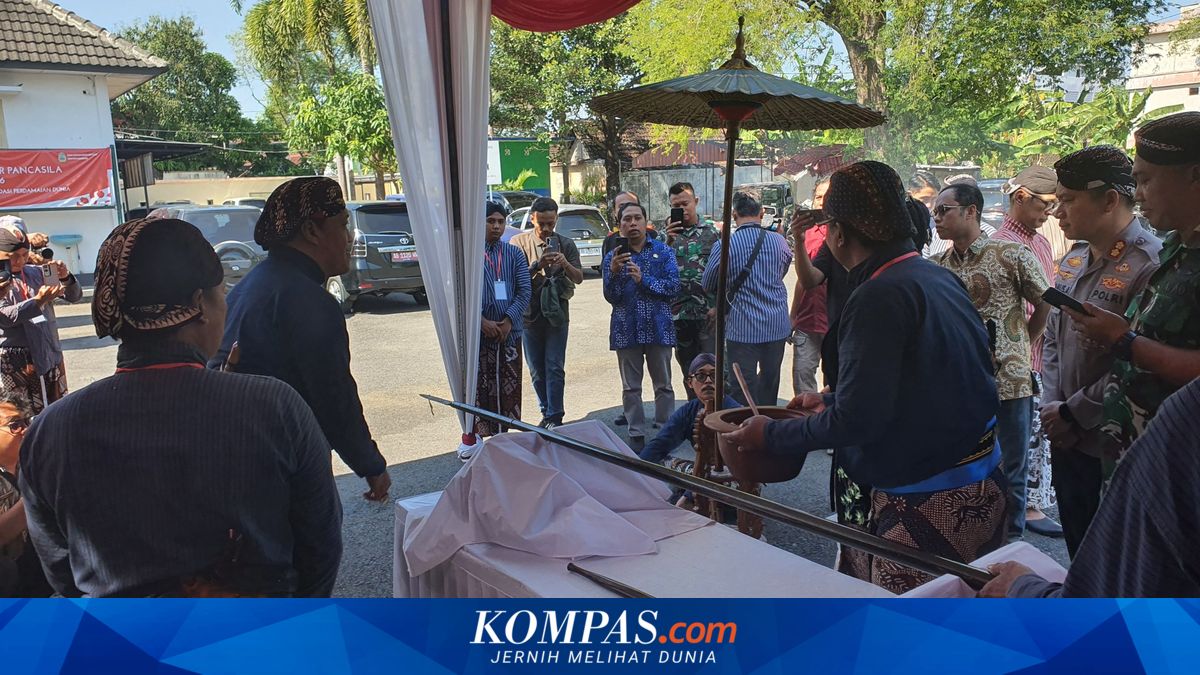 Saat Bupati Gunungkidul Cek Keris Kepala OPD Saat Jamasan Pusaka, Temukan Satu Tanpa Pamor