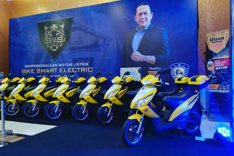 Bamsoet memperkenalkan skuter listrik baru bernama Bike Smart Electric.