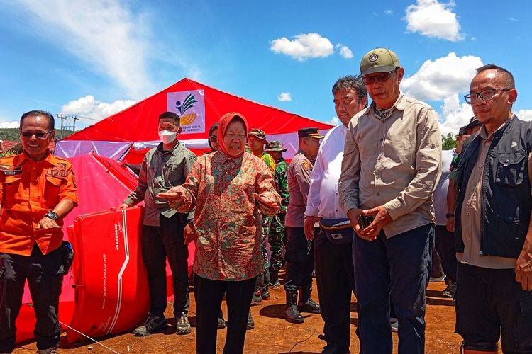 Menteri Sosial Tri Rismaharini (dua dari kiri) saat kunjungan kerja di lokasi pengungsian bencana tanah longsor di Kampung Kebonbolo, Desa Sekarwangi, Kecamatan Cibadak, Sukabumi, Jawa Barat, Kamis (25/1/2024).