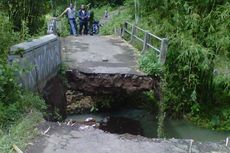 Jembatan Ambrol, Warga Harus Memutar 5 Kilometer