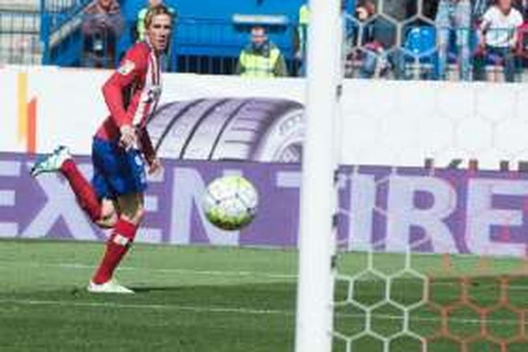Fernando Torres mencetak gol pembuka Atletico Madrid ke gawang Real Betis pada laga di Vicente Calderon, Sabtu (2/4/2016). 