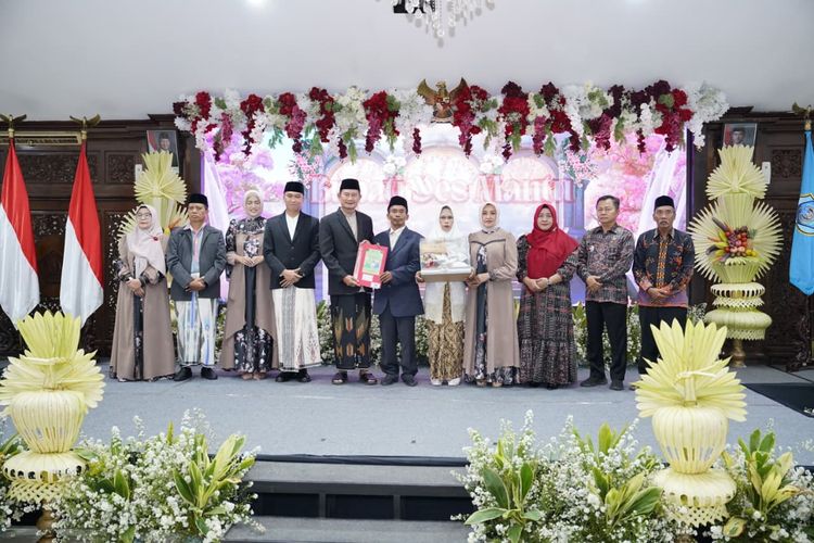 41 Pasangan di Lamongan Akhirnya Punya Buku Nikah, Ada yang Berusia 74 Tahun
