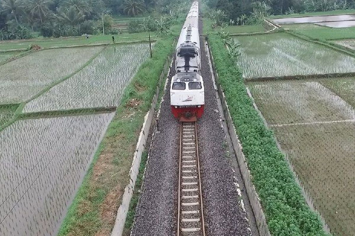 Sejumlah literatur mencatat jumlah perkebunan meningkat di Priangan setelah kereta api hadir sebagai moda transportasi tepat pada masa peralihan dari era Cultuurstelsel atau tanam paksa ke era Undang-Undang Agraria