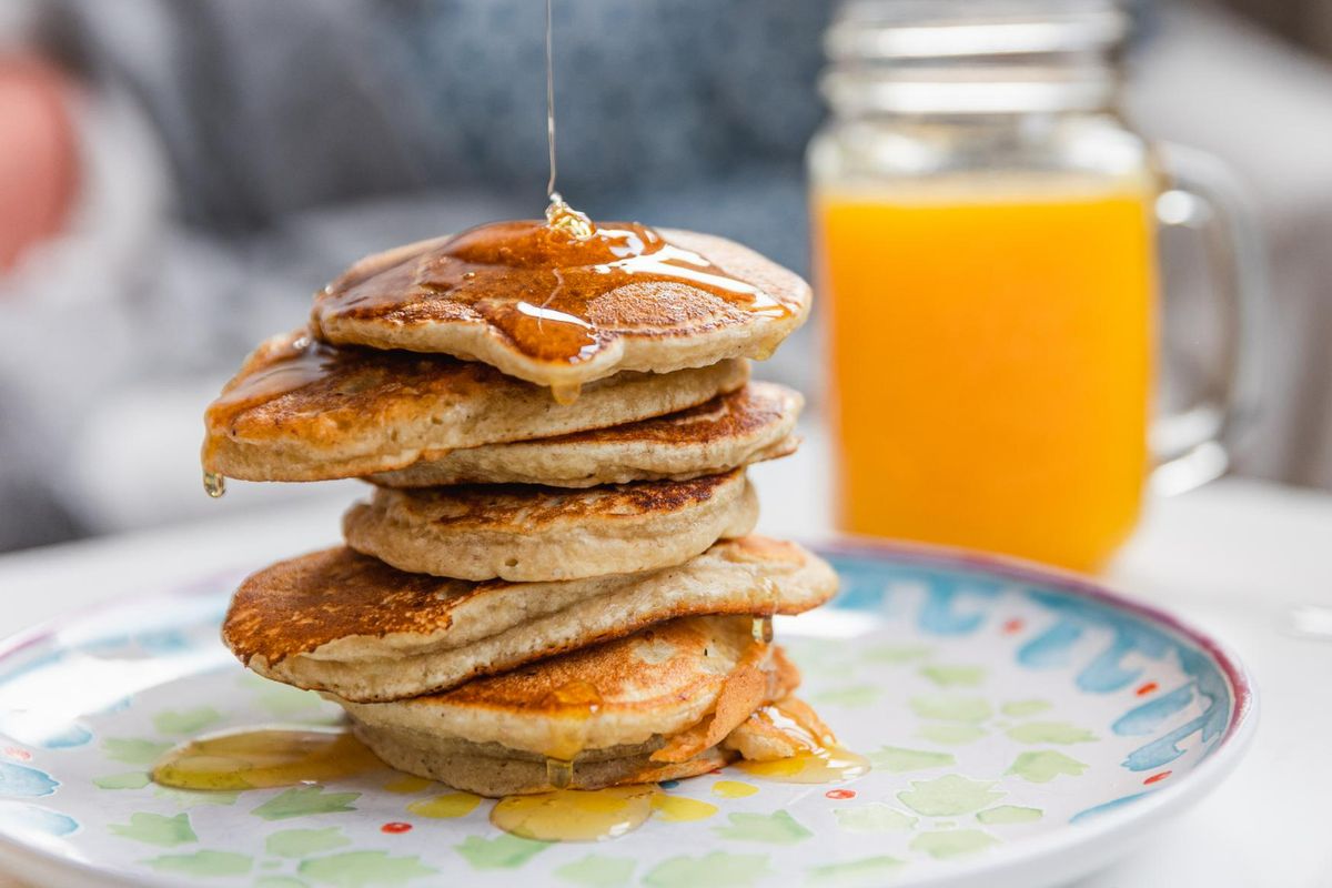 Ilustrasi pancake topping sirup maple. 