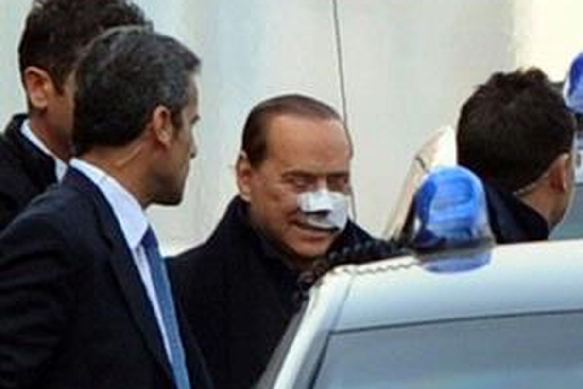 Silvio Berlusconi dibawa keluar rumah sakit