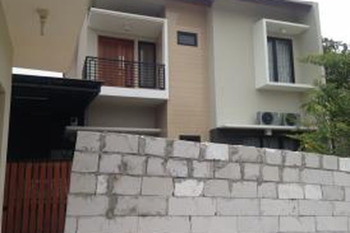 Rumah milik Denny (41) yang masih ditutup oleh tembok di Perumahan Bukit Mas Bintaro, Pesanggrahan, Jakarta Selatan, Jumat (6/11/2015). Hanya ada celah kecil untuk akses keluar-masuk orang.
