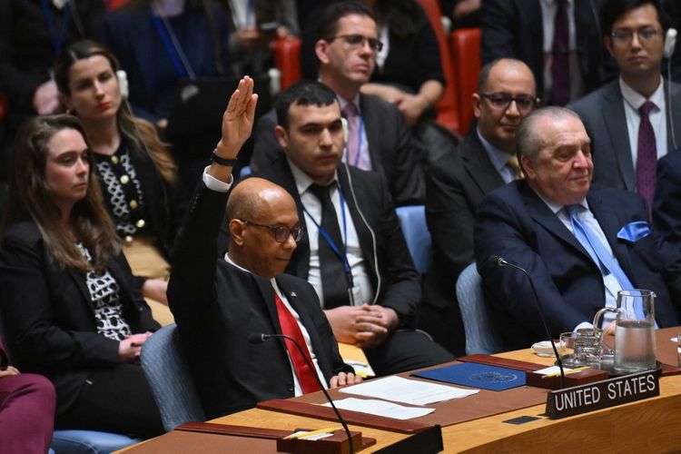 Wakil Duta Besar AS untuk PBB Robert Wood memberikan suara menentang resolusi yang mengizinkan keanggotaan Palestina di PBB di markas besar PBB di New York, pada 18 April 2024, dalam pertemuan Dewan Keamanan PBB tentang situasi di Timur Tengah, termasuk masalah Palestina. Amerika Serikat memveto tindakan Dewan Keamanan atas tawaran Palestina untuk menjadi anggota penuh PBB. Rancangan resolusi, yang diperkenalkan oleh Aljazair dan merekomendasikan kepada Majelis Umum agar Negara Palestina diterima sebagai anggota PBB, mendapat 12 suara setuju, dua abstain, dan satu suara tidak setuju.
