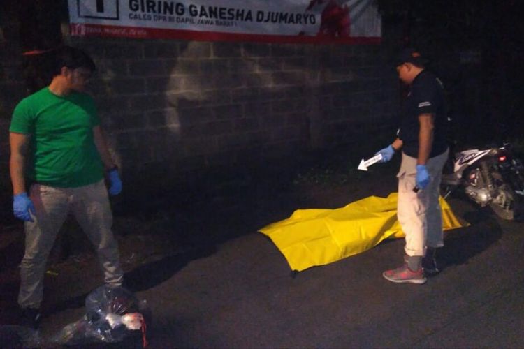 Petugas inafis Polrestabes Bandung tengah melakukan olah TKP penembakan twrhadap dua begal di Kota Bandung, Selasa (11/12/2018). 