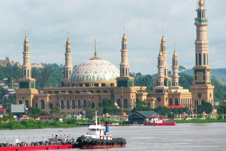 Samarinda Islamic Center atau Masjid Baitul Muttaqien di Samarinda, Kalimantan Timur yang berlokasi dekat Sungai Mahakam.