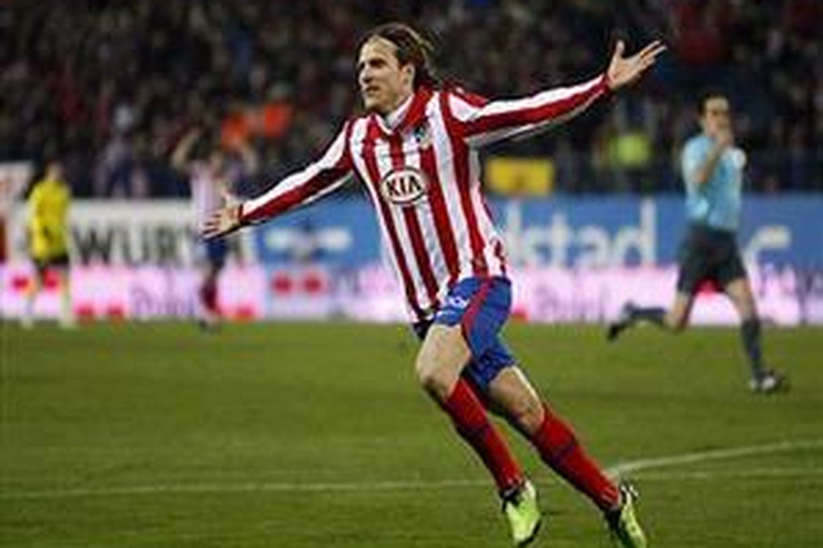 Penyerang Atletico Madrid, Diego Forlan, merayakan golnya ke gawang Barcelona, dalam duel Divisi Primera, Minggu (14/2/2010).