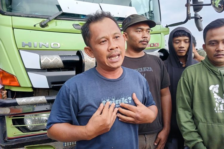 Haris, sopir truk tambang yang terdampak kebijakan penghentian sementara aktivitas usaha tambang oleh Gubernur Jawa Barat Dedi Mulyadi ditemui Kompas.com di Jalan Sudamanik, Kecamatan Parung Panjang, Kabupaten Bogor.