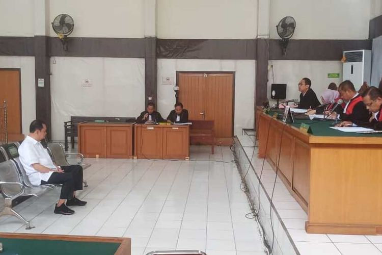 Mantan Walikota Palembang Sarimuda saat menjalani sidang di Pengadilan Negeri Palembang, terkait korupsi PT SMS yang merugikan negara sebesar Rp 18 Miliar, Senin (29/1/2024).
