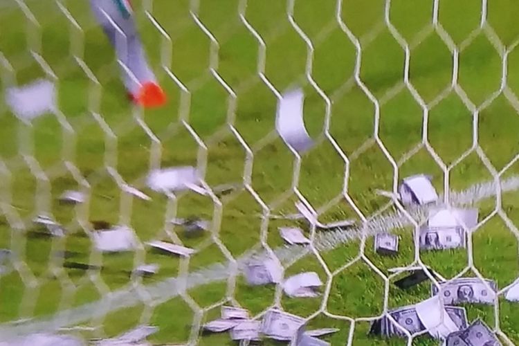 Oknum suporter melemparkan uang dollar Amerika Serikat palsu ke sekitar gawang Gianluigi Donnarumma saat tim nasional (timnas) U-21 Italia melawan Denmark pada partai Grup C Piala Eropa di Stadion Miejski, Minggu (18/6/2017).