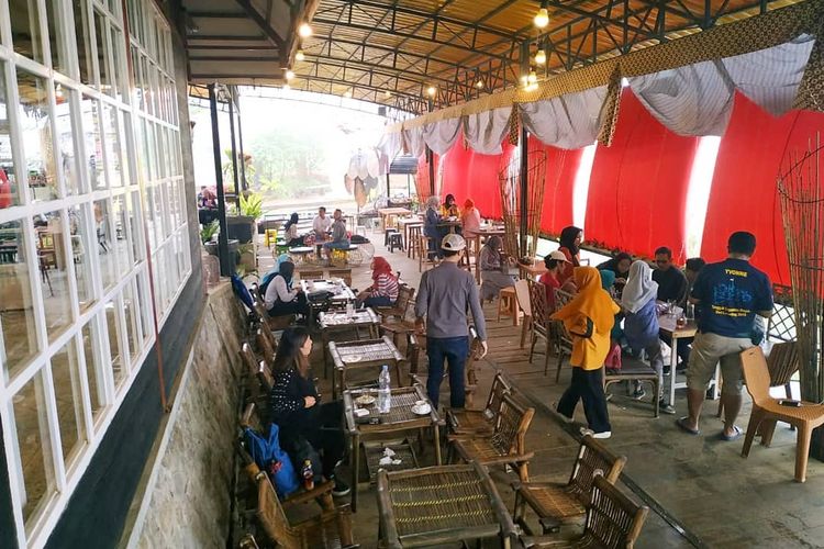 Restoran di kawasan Gunung Banyak, Cangkruk Manuk