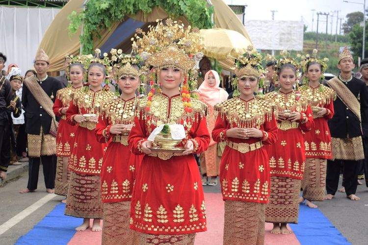 Tari Kejei, tarian tradisional Rejang Lebong, yang ditampilkan saat melakukan penyambutan pejabat atau pengantin secara adat.