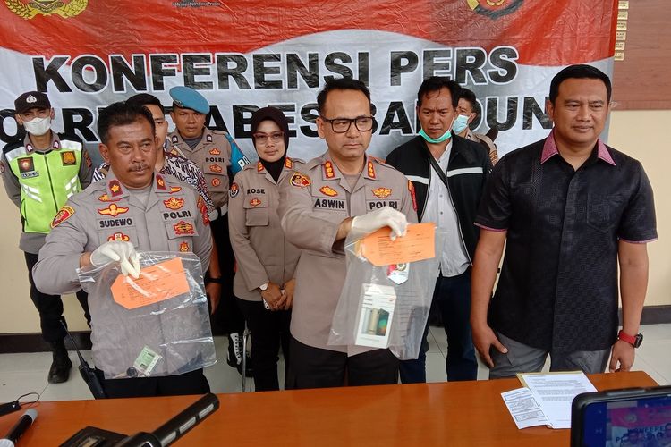 Kapolrestabes Bandung Kombes Aswin Sipayung tengah memperlihatkan barang bukti hasil rampasan penjambret pelajar SD di Bandung.