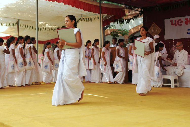 Mahasiswa Universitas Gujarat Vidyapith di India menerima ijazah mereka dalam wisuda ke-59 di Ahmedabad pada 18 Oktober 2012.