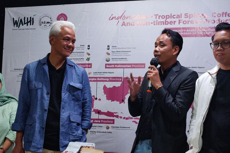 Calon presiden nomor urut 3, Ganjar Pranowo, bersama Direktur Eksekutif Wahana Lingkungan Hidup Indonesia (Walhi), Zenzi Suhadi, Kamis (8/2/2024) malam.