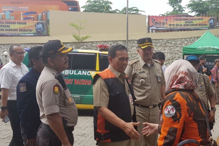 Sekda DKI Jakarta Saefullah saat mendatangi kawasan Pengadegan Timur, Pancoran, Jakarta Selatan, Selasa (7/1/2020) untuk melihat para pengungsi korban banjir di kawasan tersebut.