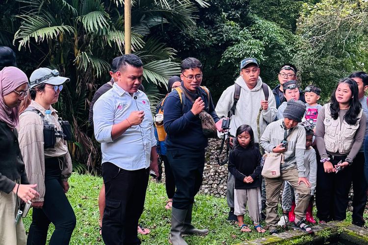 Berkolaborasi dengan Nusantara Wilderness, Kebun Raya Bali menggelar kegiatan eksplorasi biodiversitas flora fauna dengan fokus utama pada pengamatan kunang-kunang, herping, pengamatan burung, dan flora pada Sabtu (10/1/2026).