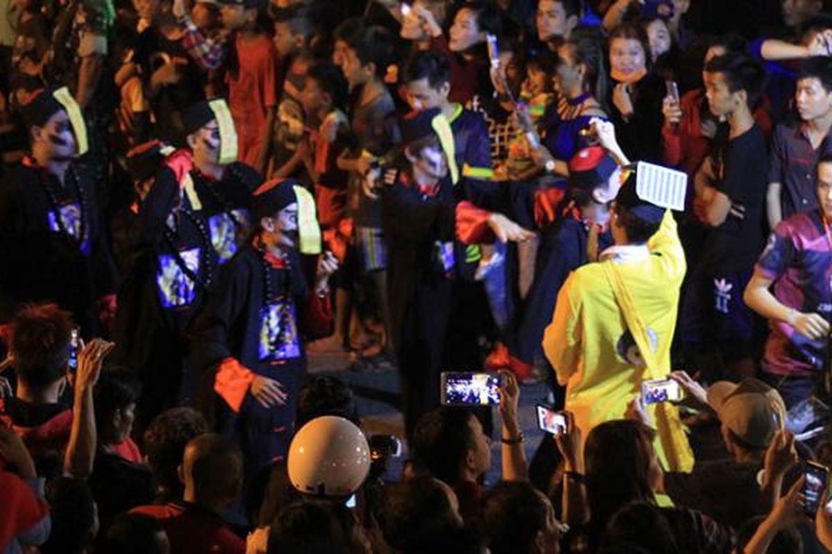 Salah satu peserta pawai lampion mengenakan pakaian Vampir memeriahkan rangkaian Festival Cap Go Meh 2568 di Kota Singkawang, Kalimantan Barat, Kamis (9/2/2017).