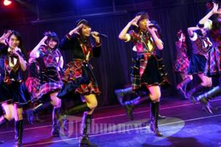 Aksi panggung para  member JKT48 ketika menyanyikan single ke-10 mereka, yang berjudul 'Kibouteki Refrain - Refrain Penuh Harapan' di fX Mall, Jakarta Pusat, Rabu (27/5/2015). Single ini dijual dalam dua versi, yaitu versi reguler dan music download card.