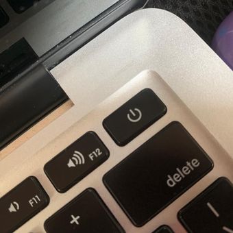 Ilustrasi tombol Power yang berada di laptop 