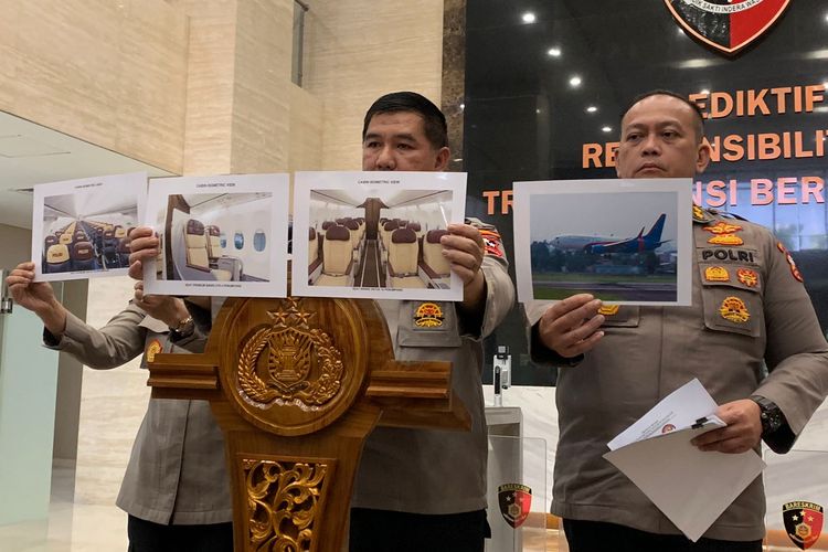 Kepala Biro Penerangan Masyarakat (Karo Penmas) Brigjen Ahmad Ramadhan menunjukkan gambar pesawat Boeing 737-800 NG dalam konferensi pers di Mabes Polri, Jakarta, Jumat (14/7/2023).