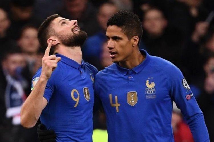 Raphael Varane merayakan gol Olivier Giroud pada pertandingan Perancis vs Islandia di Stade de France dalam babak kualifikasi Piala Eropa 2020, 25 Maret 2019. 