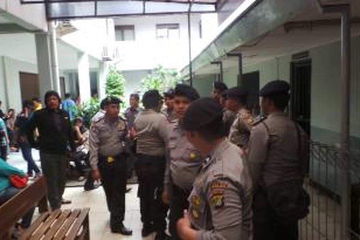 Aparat kepolisian berjaga pada sidang lanjutan kasus kematian Andi Audi Pratama pelajar SMA 109 Jakarta, di Pengadilan Negeri Jakarta Selatan. Senin (8/12/2014).