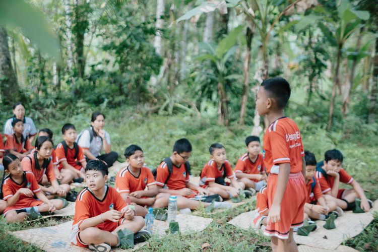 Nyatua di Teba bersama anak-anak SD N Besan, Kabupaten Klungkung, Bali.