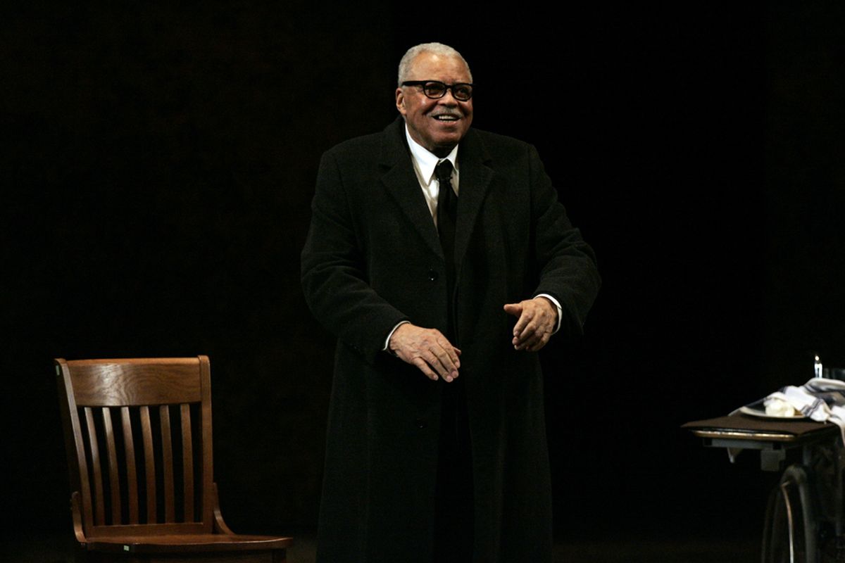 Pengisi suara Darth Vader, James Earl Jones.