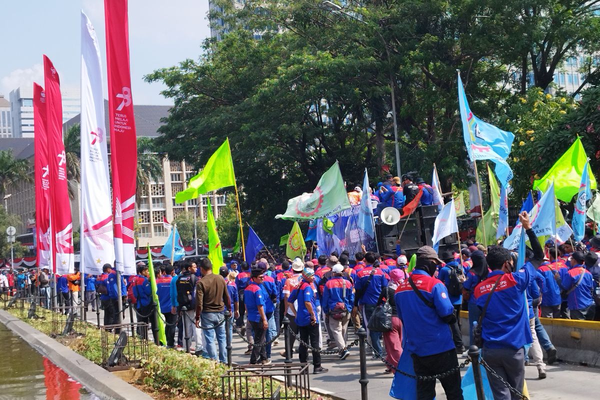 Ribuan buruh berkumpul di kawasan Patung Kuda Arjuna Wijaya, Gambir, Jakarta Pusat, Rabu (9/8/2023).