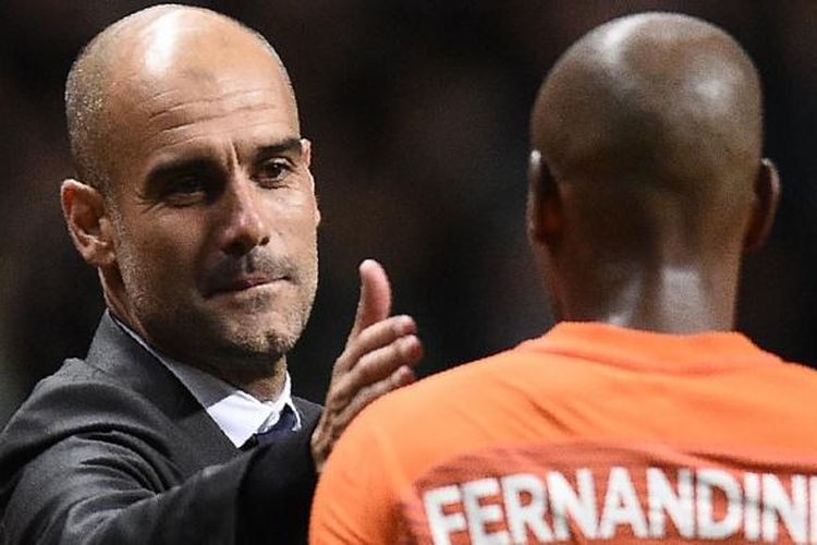 Gelandang Manchester City, Fernandinho, menerima instruksi dari Manajer Josep Guardiola saat melawan Celtic pada partai fase grup Liga Champions di Celtic Park, 26 September 2016.