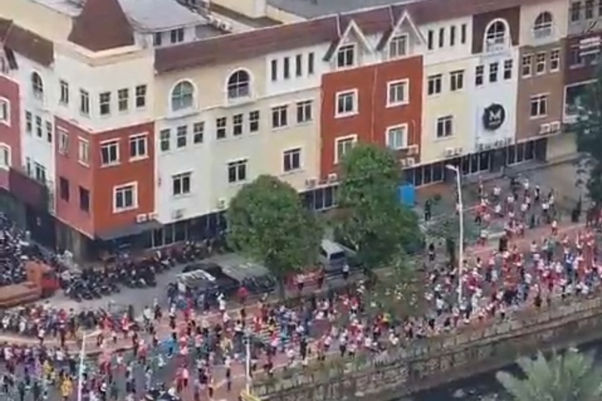 Beredar video kerumunan ratusan orang yang tengah senam di kawasan Puri Kembangan, Kembangan Selatan, Jakarta Barat, Minggu (5/9/2021).